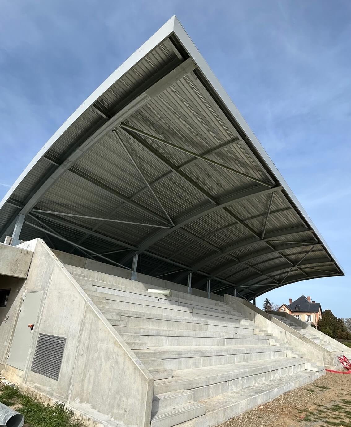 construction-tribune-metallique
